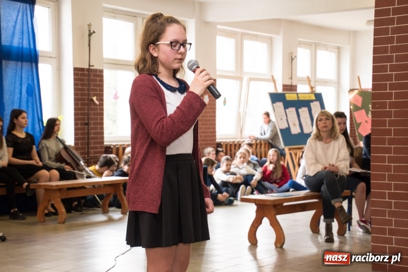 Zdjęcie w galerii na portalu naszraciborz.pl: Dzieci dzieciom. Charytatywny koncert uczniów SP18 dla dzieci z Syrii wiadomości z regionu