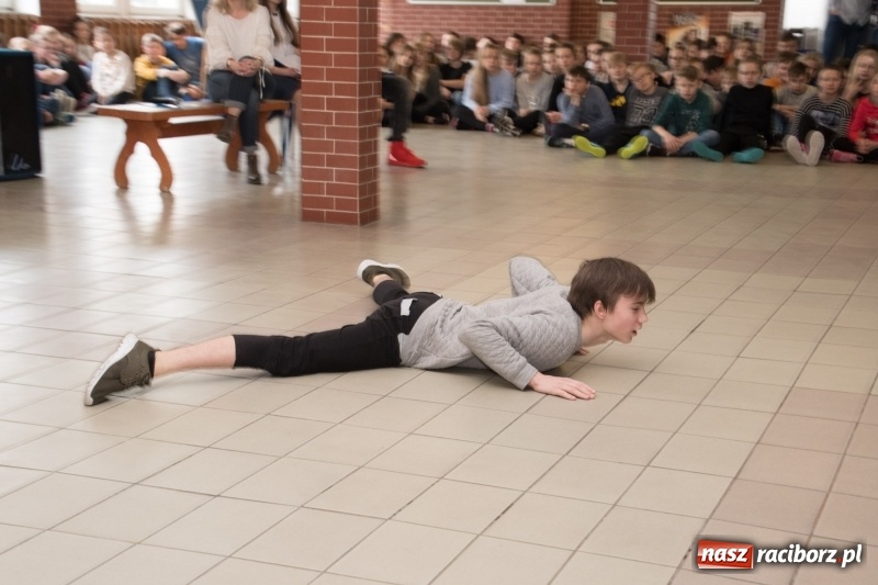 Zdjęcie w galerii na portalu naszraciborz.pl: Dzieci dzieciom. Charytatywny koncert uczniów SP18 dla dzieci z Syrii wiadomości z regionu