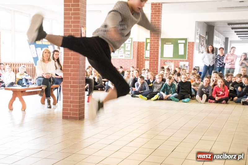 Zdjęcie w galerii na portalu naszraciborz.pl: Dzieci dzieciom. Charytatywny koncert uczniów SP18 dla dzieci z Syrii wiadomości z regionu