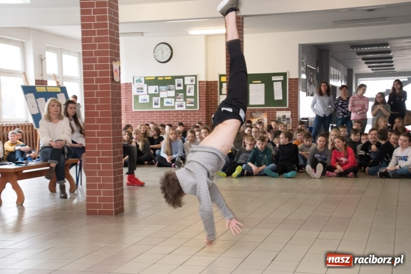 Zdjęcie w galerii na portalu naszraciborz.pl: Dzieci dzieciom. Charytatywny koncert uczniów SP18 dla dzieci z Syrii wiadomości z regionu