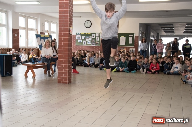 Zdjęcie w galerii na portalu naszraciborz.pl: Dzieci dzieciom. Charytatywny koncert uczniów SP18 dla dzieci z Syrii wiadomości z regionu