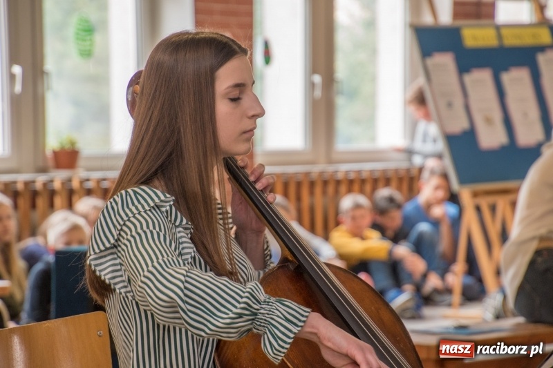 Zdjęcie w galerii na portalu naszraciborz.pl: Dzieci dzieciom. Charytatywny koncert uczniów SP18 dla dzieci z Syrii wiadomości z regionu