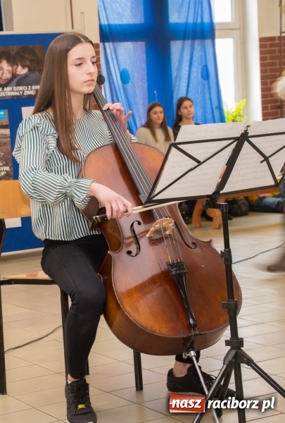 Zdjęcie w galerii na portalu naszraciborz.pl: Dzieci dzieciom. Charytatywny koncert uczniów SP18 dla dzieci z Syrii wiadomości z regionu