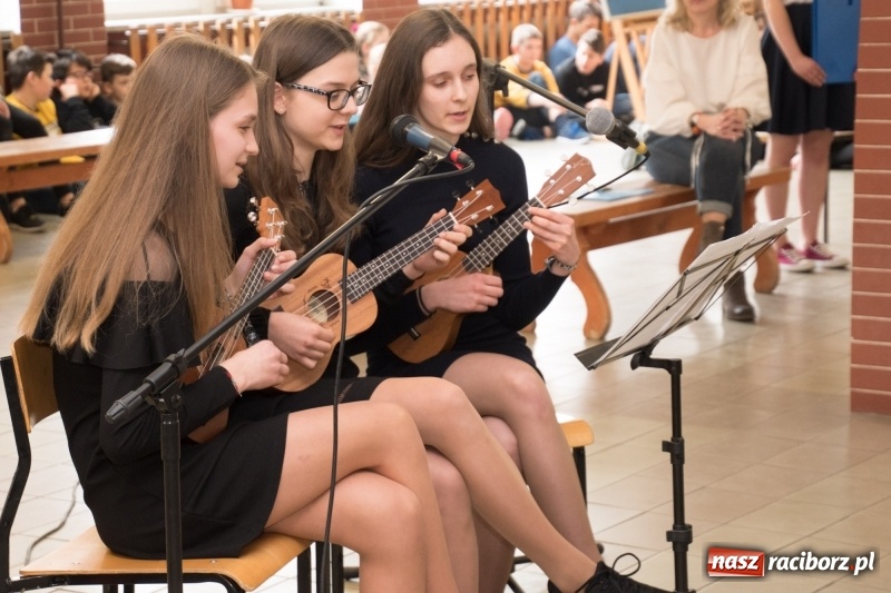 Zdjęcie w galerii na portalu naszraciborz.pl: Dzieci dzieciom. Charytatywny koncert uczniów SP18 dla dzieci z Syrii wiadomości z regionu