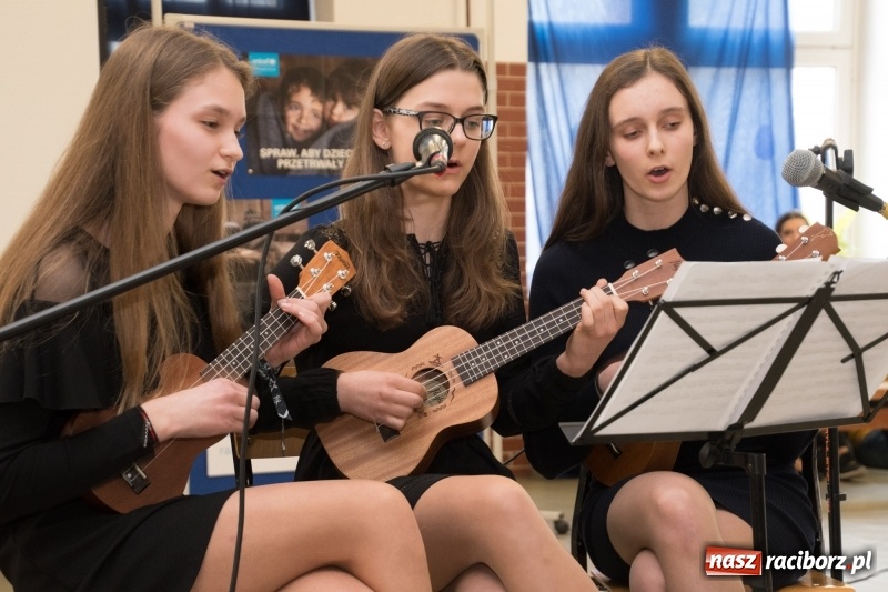 Zdjęcie w galerii na portalu naszraciborz.pl: Dzieci dzieciom. Charytatywny koncert uczniów SP18 dla dzieci z Syrii wiadomości z regionu