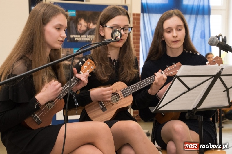 Zdjęcie w galerii na portalu naszraciborz.pl: Dzieci dzieciom. Charytatywny koncert uczniów SP18 dla dzieci z Syrii wiadomości z regionu