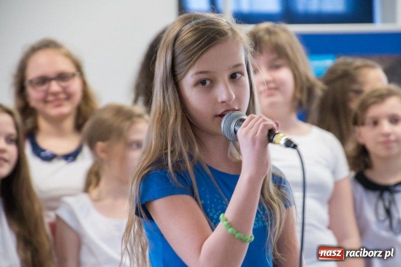 Zdjęcie w galerii na portalu naszraciborz.pl: Dzieci dzieciom. Charytatywny koncert uczniów SP18 dla dzieci z Syrii wiadomości z regionu