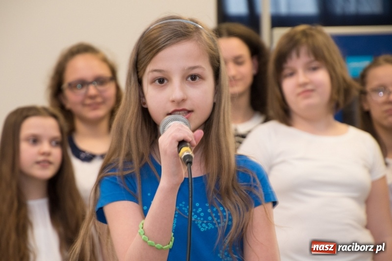 Zdjęcie w galerii na portalu naszraciborz.pl: Dzieci dzieciom. Charytatywny koncert uczniów SP18 dla dzieci z Syrii wiadomości z regionu