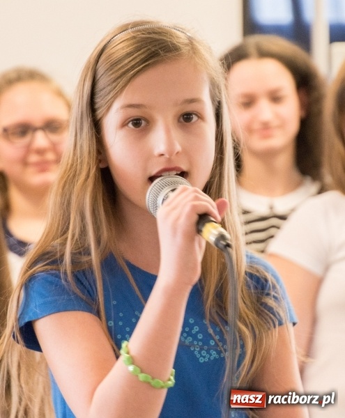 Zdjęcie w galerii na portalu naszraciborz.pl: Dzieci dzieciom. Charytatywny koncert uczniów SP18 dla dzieci z Syrii wiadomości z regionu