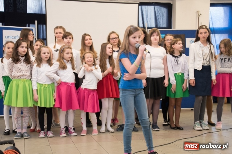 Zdjęcie w galerii na portalu naszraciborz.pl: Dzieci dzieciom. Charytatywny koncert uczniów SP18 dla dzieci z Syrii wiadomości z regionu