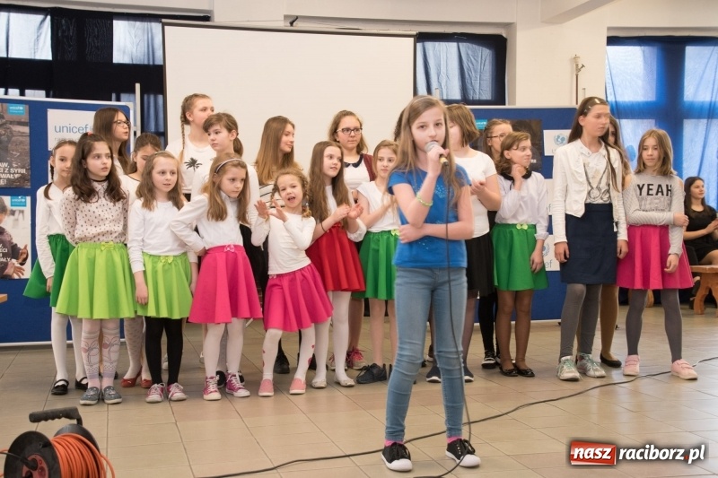 Zdjęcie w galerii na portalu naszraciborz.pl: Dzieci dzieciom. Charytatywny koncert uczniów SP18 dla dzieci z Syrii wiadomości z regionu