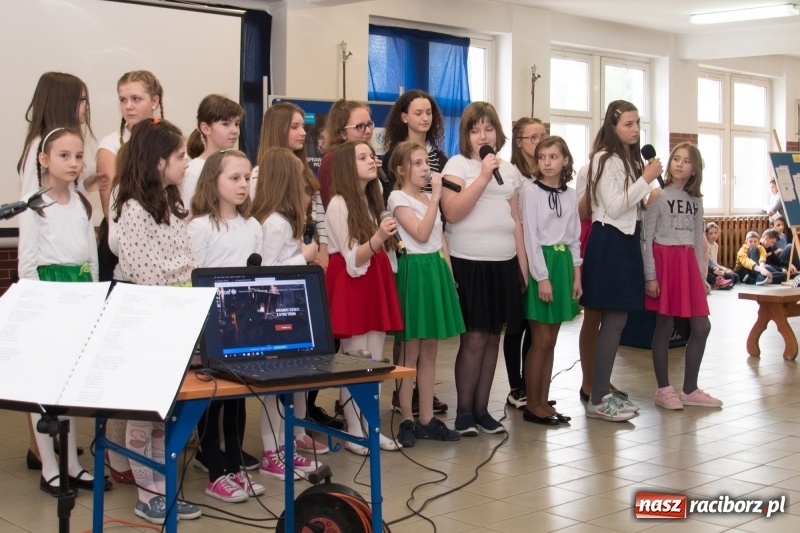 Zdjęcie w galerii na portalu naszraciborz.pl: Dzieci dzieciom. Charytatywny koncert uczniów SP18 dla dzieci z Syrii wiadomości z regionu