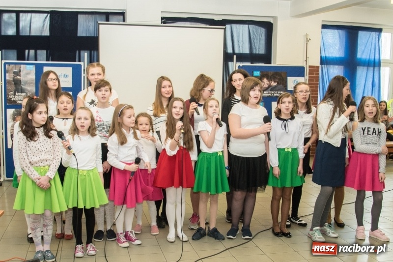 Zdjęcie w galerii na portalu naszraciborz.pl: Dzieci dzieciom. Charytatywny koncert uczniów SP18 dla dzieci z Syrii wiadomości z regionu