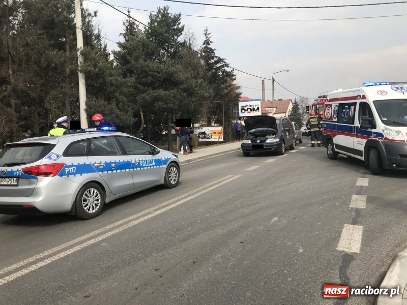Zdjęcie w galerii na portalu naszraciborz.pl: Zderzenie forda i volkswagena na Rudzkiej wiadomości z regionu