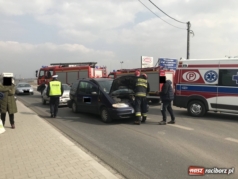 Zdjęcie w galerii na portalu naszraciborz.pl: Zderzenie forda i volkswagena na Rudzkiej wiadomości z regionu