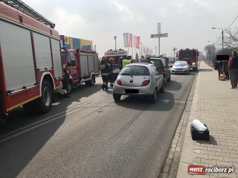 Zdjęcie w galerii na portalu naszraciborz.pl: Zderzenie forda i volkswagena na Rudzkiej wiadomości z regionu