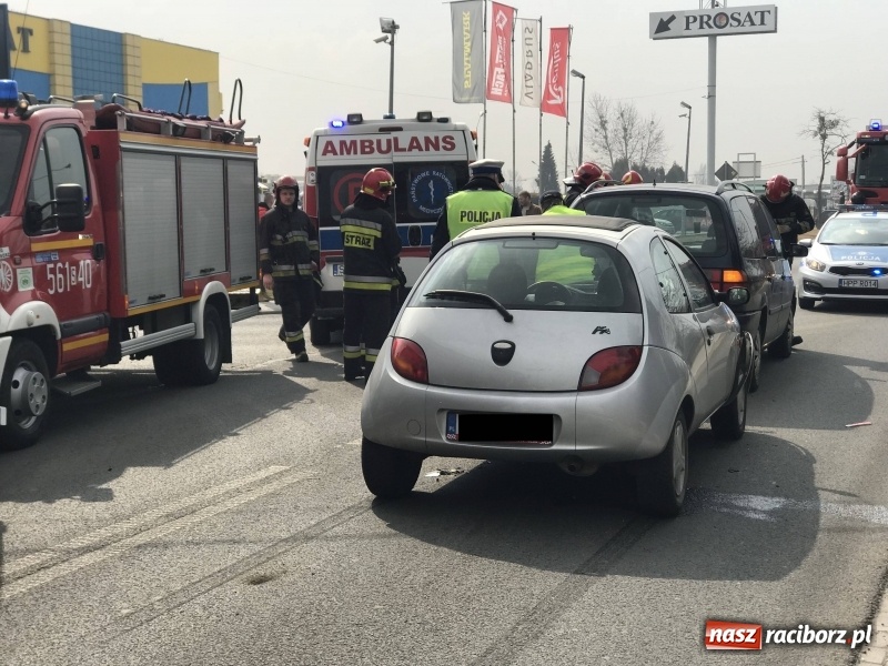 Zdjęcie w galerii na portalu naszraciborz.pl: Zderzenie forda i volkswagena na Rudzkiej wiadomości z regionu