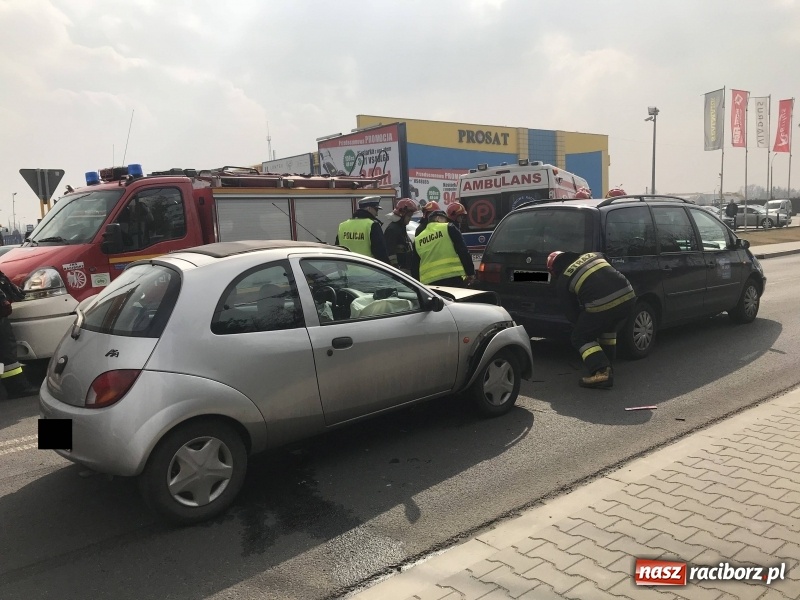Zdjęcie w galerii na portalu naszraciborz.pl: Zderzenie forda i volkswagena na Rudzkiej wiadomości z regionu