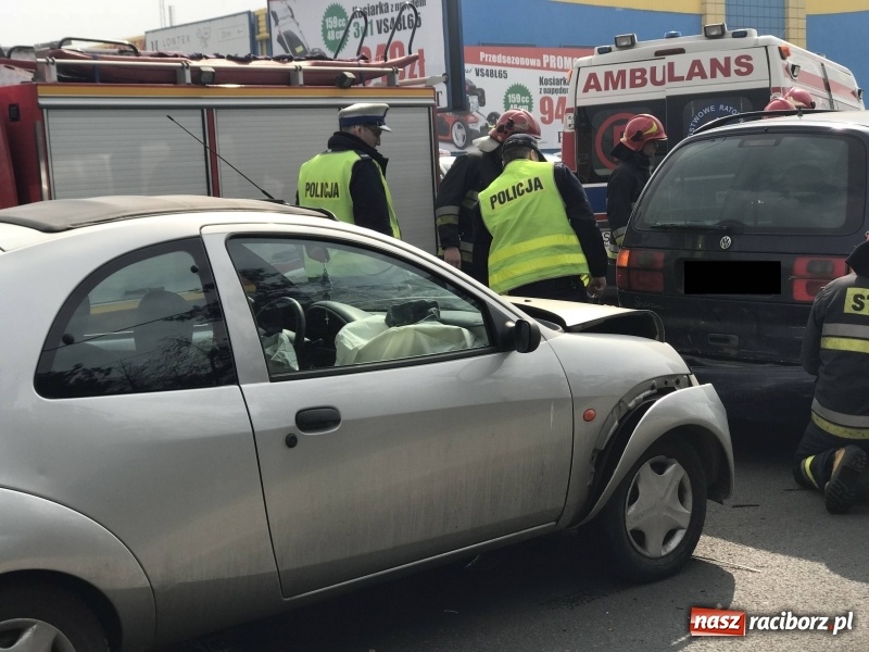 Zdjęcie w galerii na portalu naszraciborz.pl: Zderzenie forda i volkswagena na Rudzkiej wiadomości z regionu