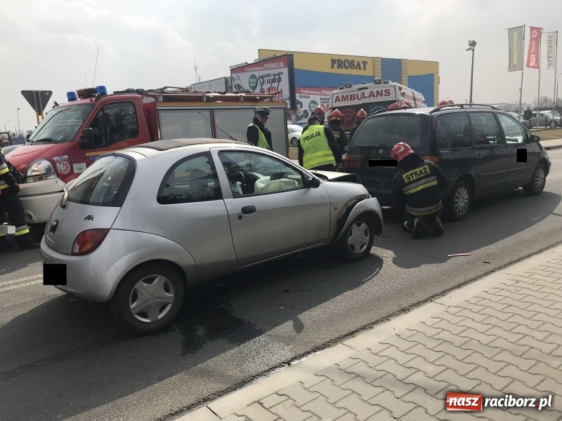 Zdjęcie w galerii na portalu naszraciborz.pl: Zderzenie forda i volkswagena na Rudzkiej wiadomości z regionu