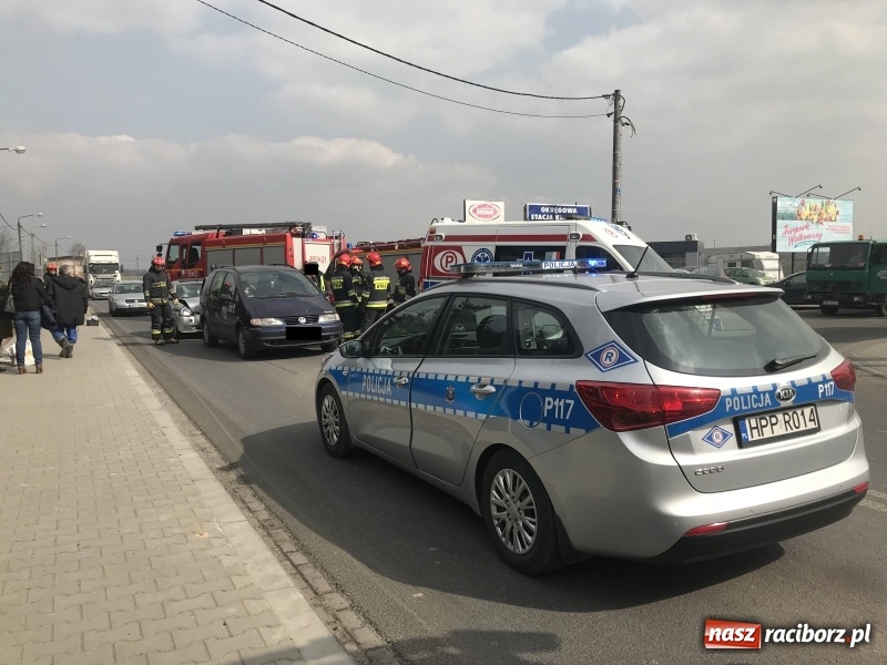 Zdjęcie w galerii na portalu naszraciborz.pl: Zderzenie forda i volkswagena na Rudzkiej wiadomości z regionu