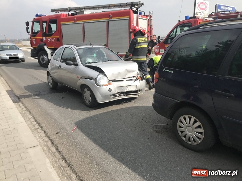 Zdjęcie w galerii na portalu naszraciborz.pl: Zderzenie forda i volkswagena na Rudzkiej wiadomości z regionu