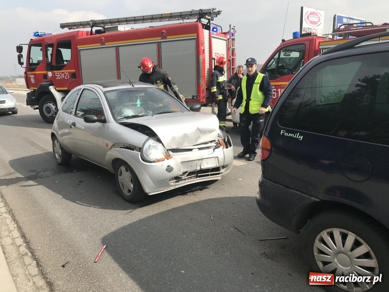 Zdjęcie w galerii na portalu naszraciborz.pl: Zderzenie forda i volkswagena na Rudzkiej wiadomości z regionu