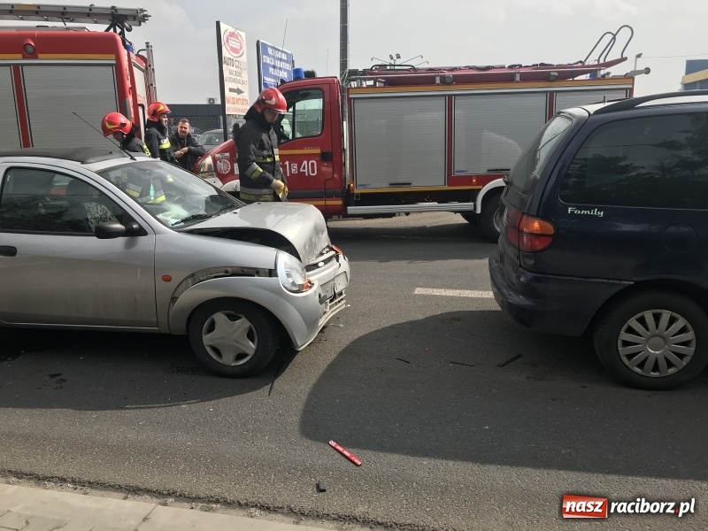 Zdjęcie w galerii na portalu naszraciborz.pl: Zderzenie forda i volkswagena na Rudzkiej wiadomości z regionu