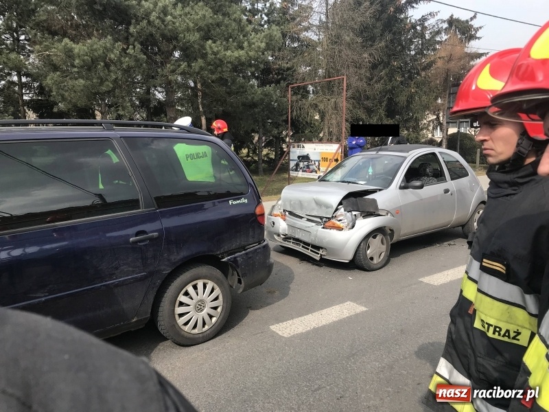 Zdjęcie w galerii na portalu naszraciborz.pl: Zderzenie forda i volkswagena na Rudzkiej wiadomości z regionu