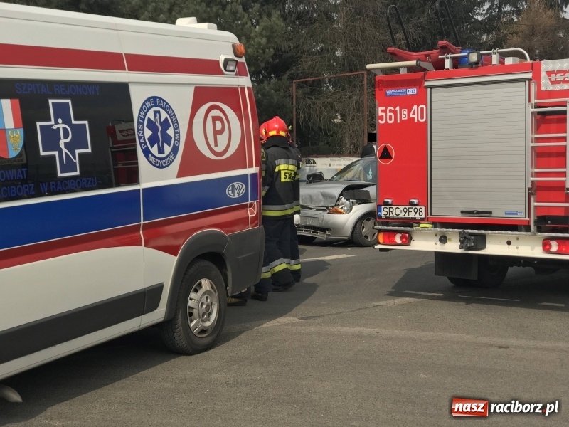 Zdjęcie w galerii na portalu naszraciborz.pl: Zderzenie forda i volkswagena na Rudzkiej wiadomości z regionu