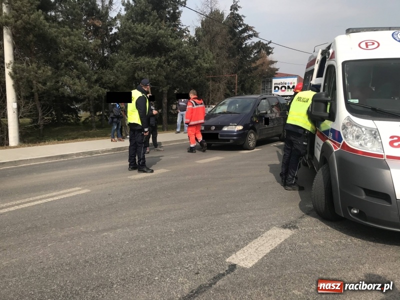 Zdjęcie w galerii na portalu naszraciborz.pl: Zderzenie forda i volkswagena na Rudzkiej wiadomości z regionu