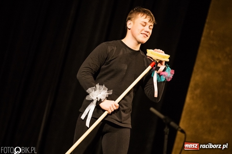 Zdjęcie w galerii na portalu naszraciborz.pl: Premiera spektaklu Grupy Teatralnej Miodzio  wiadomości z regionu