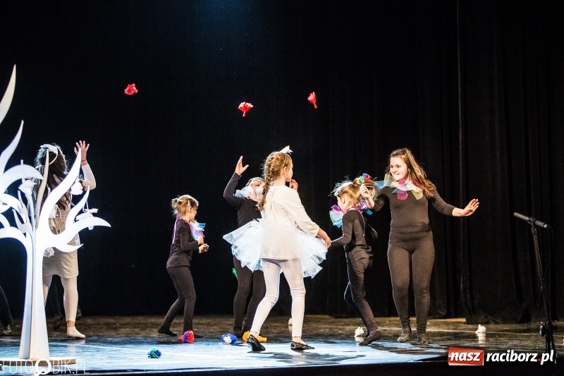 Zdjęcie w galerii na portalu naszraciborz.pl: Premiera spektaklu Grupy Teatralnej Miodzio  wiadomości z regionu