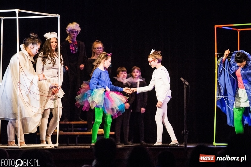 Zdjęcie w galerii na portalu naszraciborz.pl: Premiera spektaklu Grupy Teatralnej Miodzio  wiadomości z regionu