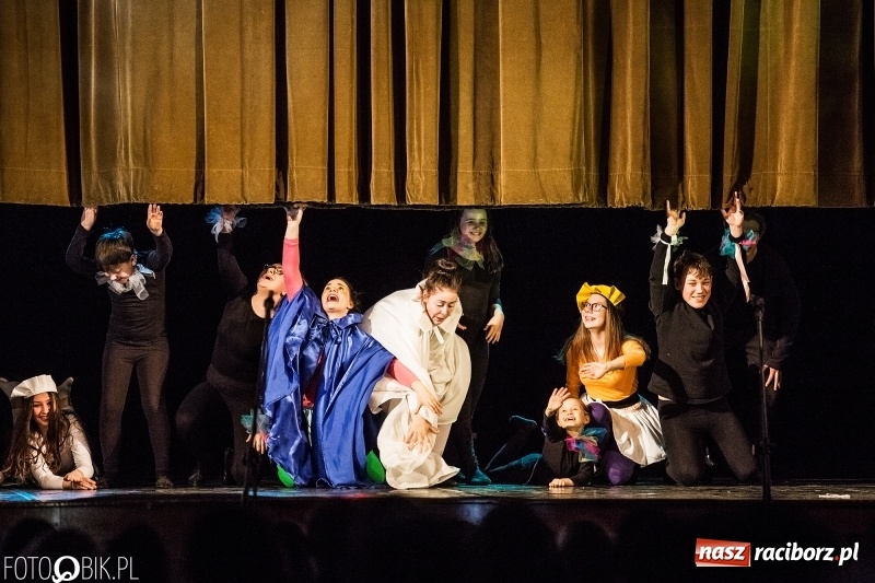 Zdjęcie w galerii na portalu naszraciborz.pl: Premiera spektaklu Grupy Teatralnej Miodzio  wiadomości z regionu