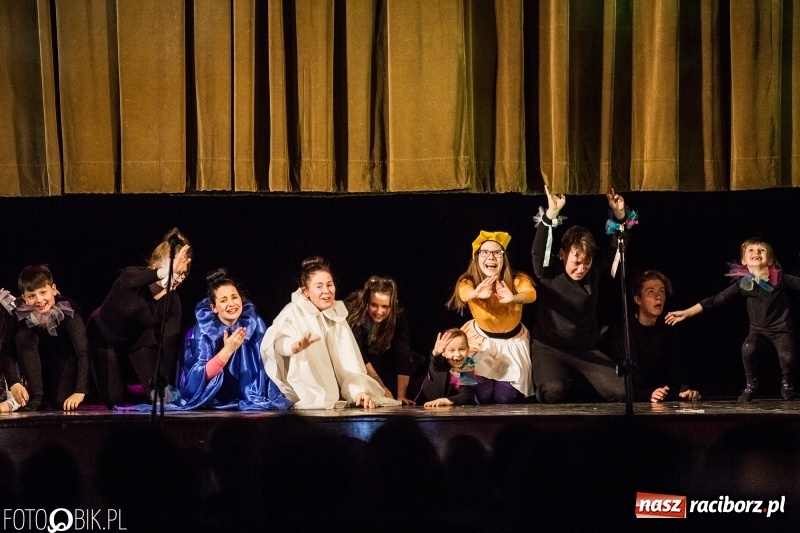 Zdjęcie w galerii na portalu naszraciborz.pl: Premiera spektaklu Grupy Teatralnej Miodzio  wiadomości z regionu