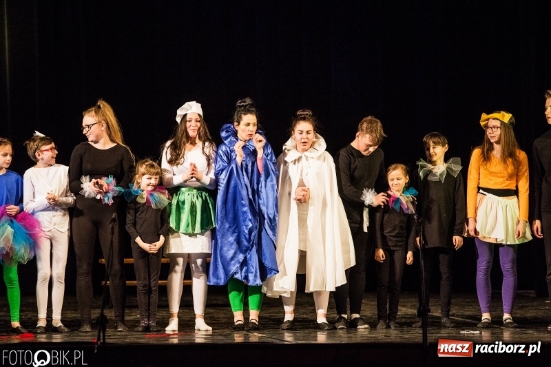 Zdjęcie w galerii na portalu naszraciborz.pl: Premiera spektaklu Grupy Teatralnej Miodzio  wiadomości z regionu