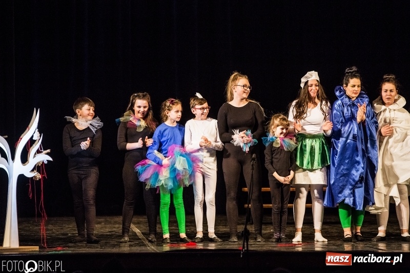 Zdjęcie w galerii na portalu naszraciborz.pl: Premiera spektaklu Grupy Teatralnej Miodzio  wiadomości z regionu