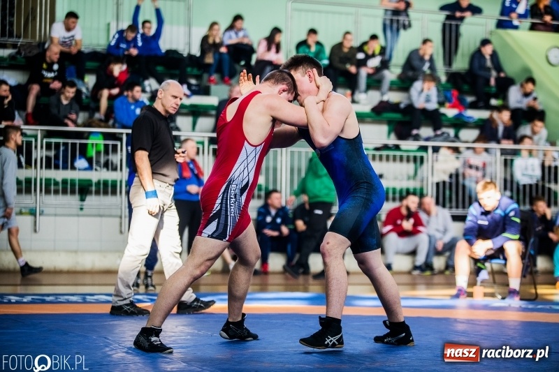 Zdjęcie w galerii na portalu naszraciborz.pl: Złoto Szewczuka, srebro Petrończaka i Majdańskiego. W Raciborzu odbył się krajowy championat juniorów w zapasach klasycznych wiadomości z regionu