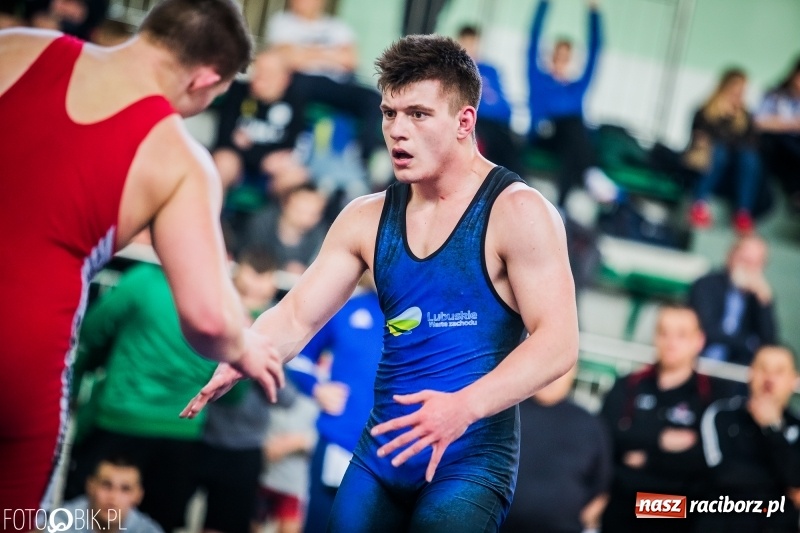Zdjęcie w galerii na portalu naszraciborz.pl: Złoto Szewczuka, srebro Petrończaka i Majdańskiego. W Raciborzu odbył się krajowy championat juniorów w zapasach klasycznych wiadomości z regionu