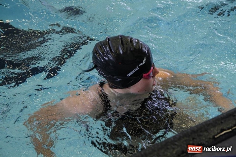 Zdjęcie w galerii na portalu naszraciborz.pl: Pływanie. Drużynowe Mistrzostwa Młodzików 12-letnich na pływalni ZSOMS wiadomości z regionu