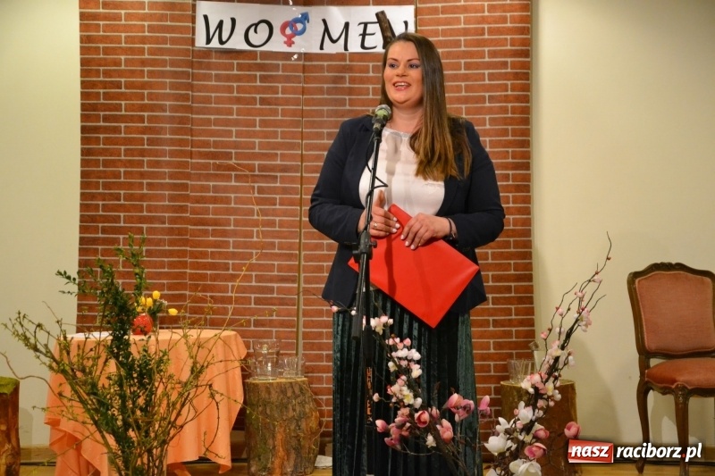 Zdjęcie w galerii na portalu naszraciborz.pl: O kobietach i nie tylko z przymrużeniem oka - montaż słowno-muzyczny na zamku wiadomości z regionu