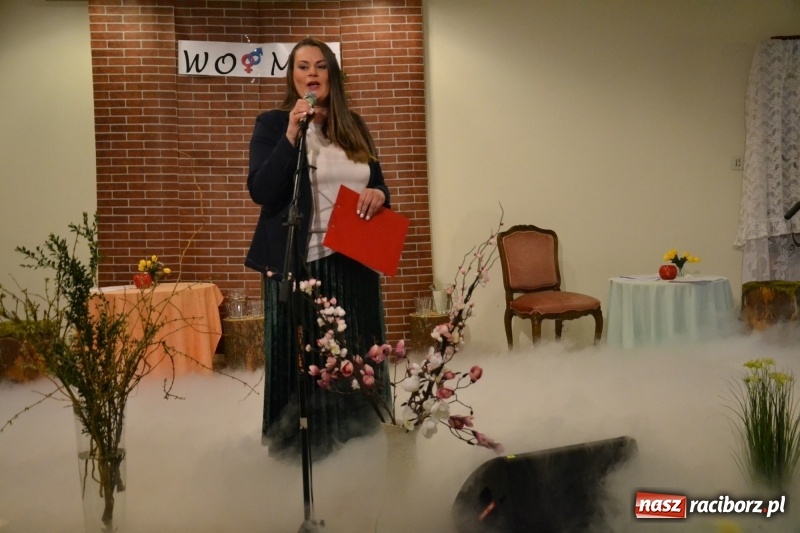 Zdjęcie w galerii na portalu naszraciborz.pl: O kobietach i nie tylko z przymrużeniem oka - montaż słowno-muzyczny na zamku wiadomości z regionu