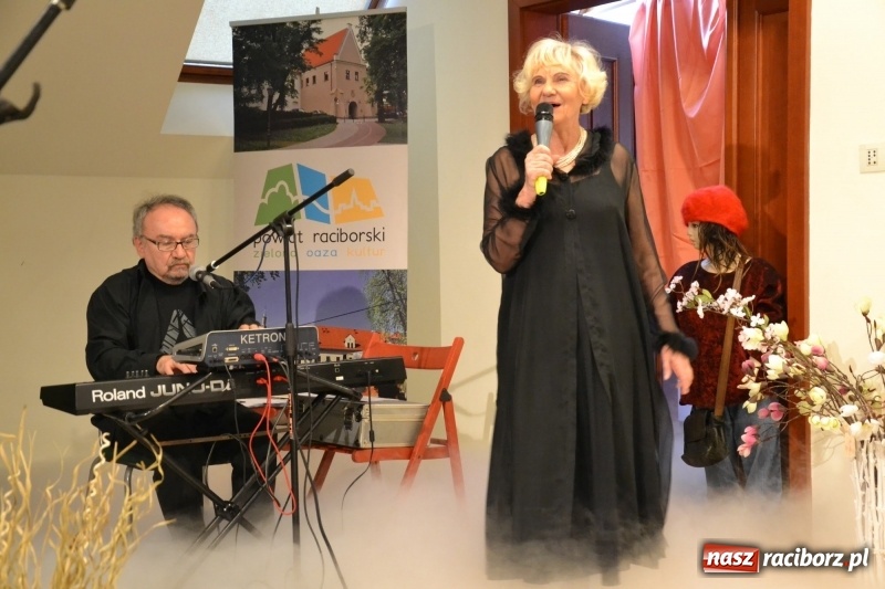 Zdjęcie w galerii na portalu naszraciborz.pl: O kobietach i nie tylko z przymrużeniem oka - montaż słowno-muzyczny na zamku wiadomości z regionu
