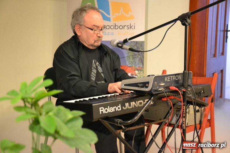 Zdjęcie w galerii na portalu naszraciborz.pl: O kobietach i nie tylko z przymrużeniem oka - montaż słowno-muzyczny na zamku wiadomości z regionu