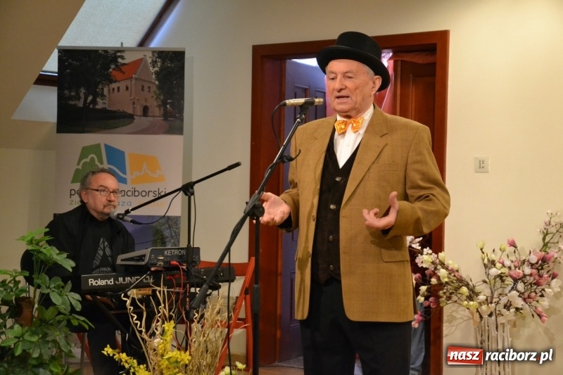 Zdjęcie w galerii na portalu naszraciborz.pl: O kobietach i nie tylko z przymrużeniem oka - montaż słowno-muzyczny na zamku wiadomości z regionu