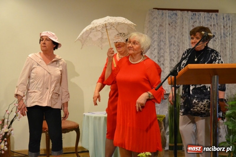 Zdjęcie w galerii na portalu naszraciborz.pl: O kobietach i nie tylko z przymrużeniem oka - montaż słowno-muzyczny na zamku wiadomości z regionu