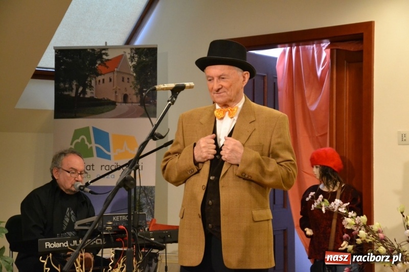 Zdjęcie w galerii na portalu naszraciborz.pl: O kobietach i nie tylko z przymrużeniem oka - montaż słowno-muzyczny na zamku wiadomości z regionu