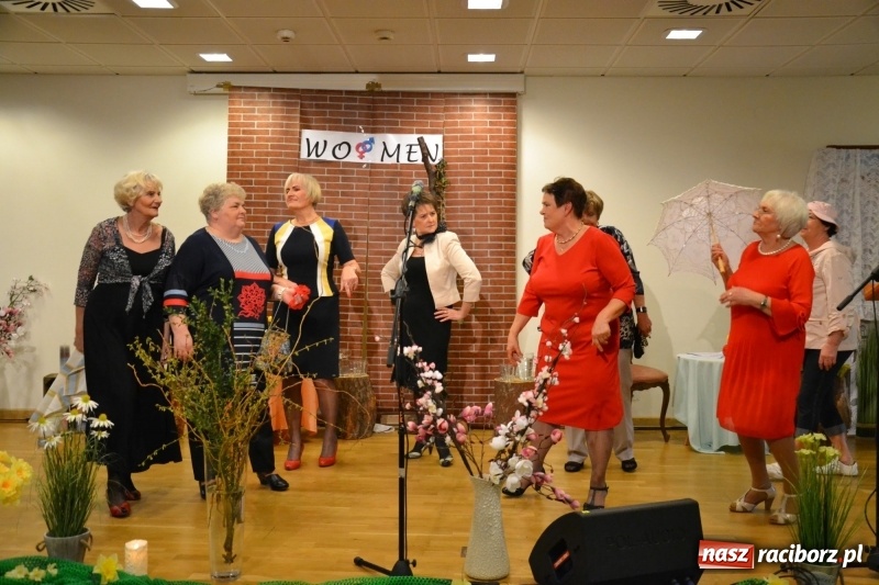 Zdjęcie w galerii na portalu naszraciborz.pl: O kobietach i nie tylko z przymrużeniem oka - montaż słowno-muzyczny na zamku wiadomości z regionu