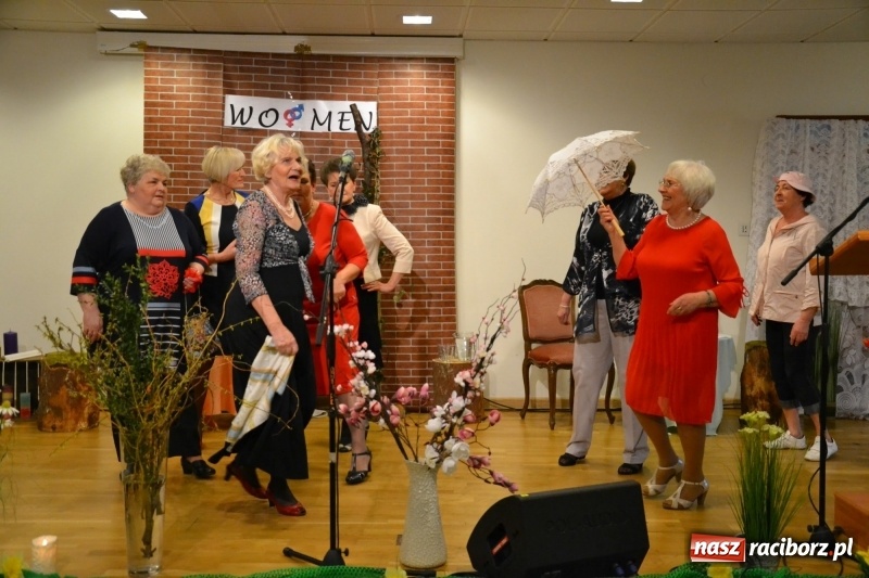 Zdjęcie w galerii na portalu naszraciborz.pl: O kobietach i nie tylko z przymrużeniem oka - montaż słowno-muzyczny na zamku wiadomości z regionu